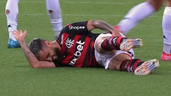 Michael se machuca no clássico contra o Vasco