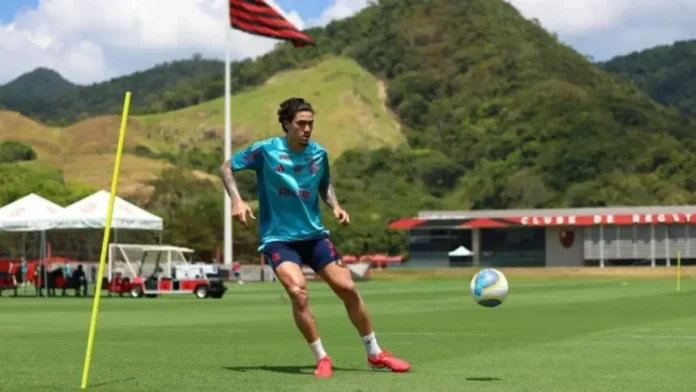 Pedro em treino do Flamengo no Ninho do Urubu