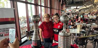 Torcedores de Belém tiram foto com os troféus do Flamengo Campeão da Libertadores e Mundial