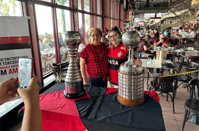 Trofeus-Mundial-Libertadores-Flamengo-Belem-2025 Torcedores de Belém tiram foto com os troféus do Flamengo Campeão da Libertadores e Mundial