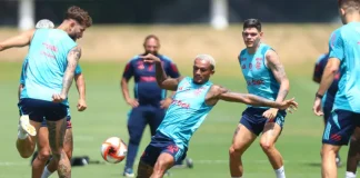 Wesley, Léo Pereira, Ayrton Lucas e jogadores em treino do Flamengo no Ninho do Urubu