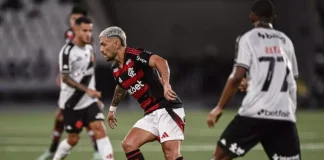 Arrascaeta em campo pelo Flamengo contra o Vasco pela semifinal do Carioca