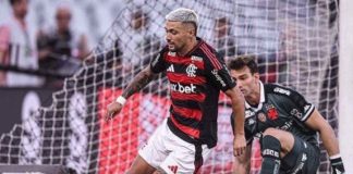 Arrascaeta em campo pelo Flamengo contra o Vasco