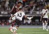 Bruno Henrique chuta para marcar o gol da vitória do Flamengo sobre o Vasco da Gama