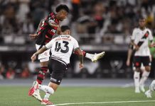 Bruno Henrique chuta para marcar o gol da vitória do Flamengo sobre o Vasco da Gama