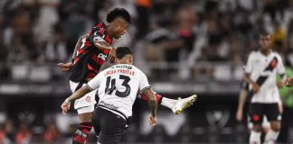 Bruno Henrique chuta para marcar o gol da vitória do Flamengo sobre o Vasco da Gama