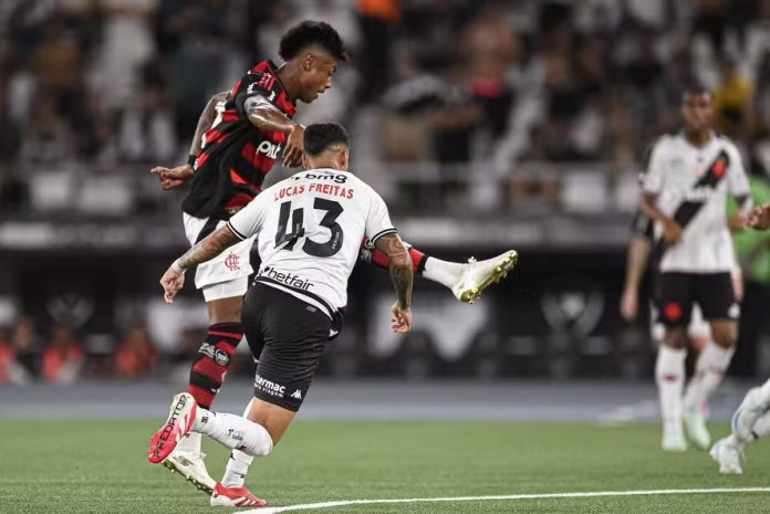 Bruno Henrique chuta para marcar o gol da vitória do Flamengo sobre o Vasco da Gama