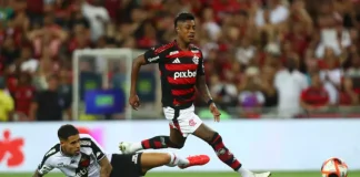 Bruno Henrique em campo pelo Flamengo contra o Vasco