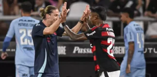 Bruno Henrique comemora com Filipe Luís o gol da vitória do Flamengo sobre o Vasco