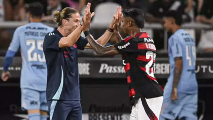Bruno Henrique comemora com Filipe Luís o gol da vitória do Flamengo sobre o Vasco