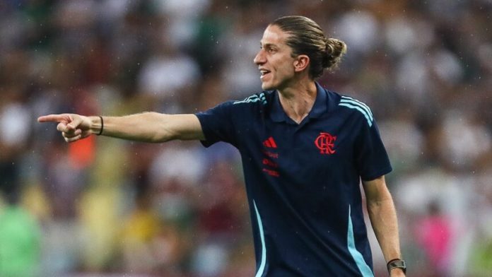 Filipe Luís em campo comandando o Flamengo