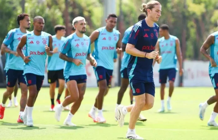 Filipe Luís e jogadores correndo no Ninho do Urubu