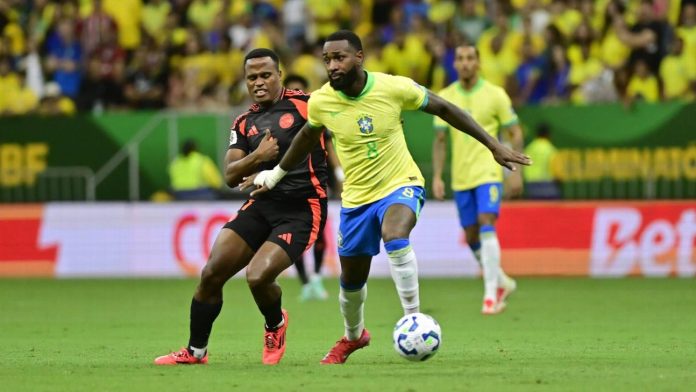 Gerson sendo marcado de perto pelo Arias, no jogo entre Brasil x Colômbia pelas Eliminatórias da Copa