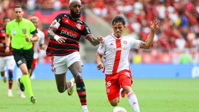Gerson em campo pelo Flamengo contra o Internacional, no Maracanã