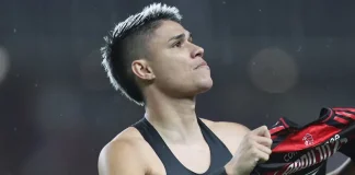 Luiz Araújo com o Manto Sagrado do Flamengo