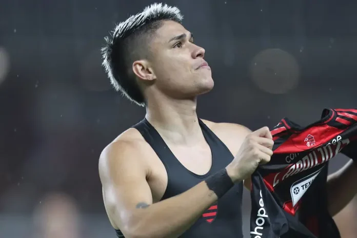 Luiz Araújo com o Manto Sagrado do Flamengo