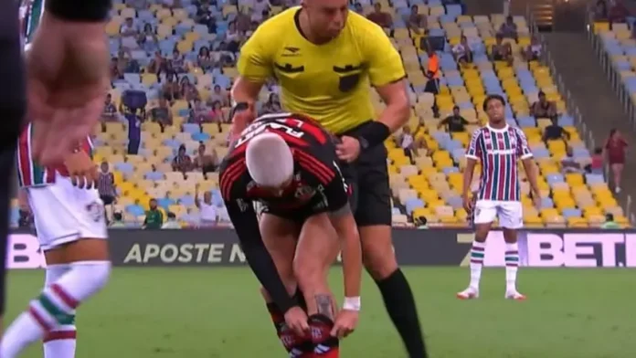 Luiz-Araujo-Tatuagem-Mano-Menezes-Flamengo-2-1-Fluminense-120325 Luiz Araújo mostra tatuagem para provocar Mano Menezes