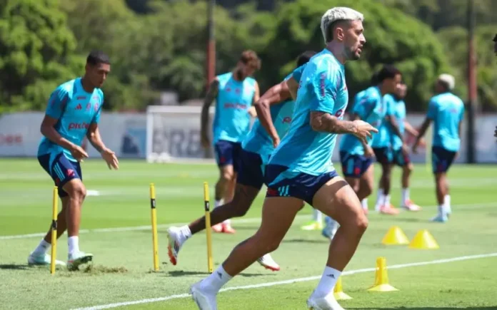 Jogadores do Flamengo treinam no Ninho do Urubu