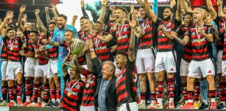 Jogadores e Zico erguendo o troféu do Flamengo Campeão Carioca 2025