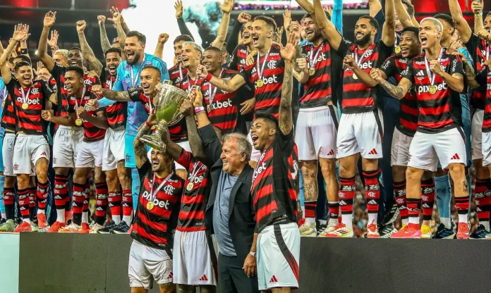 Jogadores e Zico erguendo o troféu do Flamengo Campeão Carioca 2025