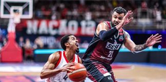 Alexey brilha pelo Flamengo na semifinal da Champions League de Basquete — Foto: Divulgação/FIBA
