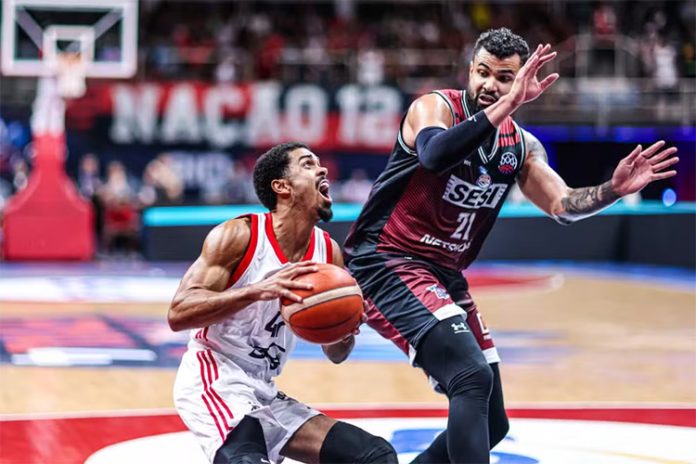 Alexey brilha pelo Flamengo na semifinal da Champions League de Basquete — Foto: Divulgação/FIBA