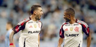 Arrascaeta e De la Cruz comemoram gol na vitória do Flamengo sobre o Grêmio