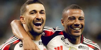 Arrascaeta e De la Cruz comemoram gol na vitória do Flamengo sobre o Grêmio