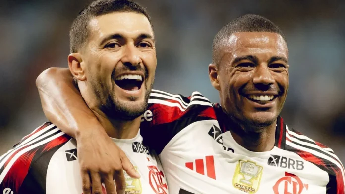 Arrascaeta e De la Cruz comemoram gol na vitória do Flamengo sobre o Grêmio