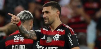 Arrascaeta marca e comemora pelo Flamengo contra o Juventude