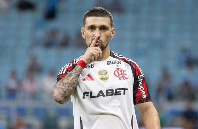 Arrascaeta comemora o gol do Flamengo contra o Grêmio