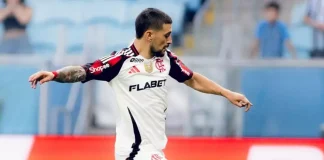 Arrascaeta em campo pelo Flamengo na vitória sobre o Grêmio no Sul