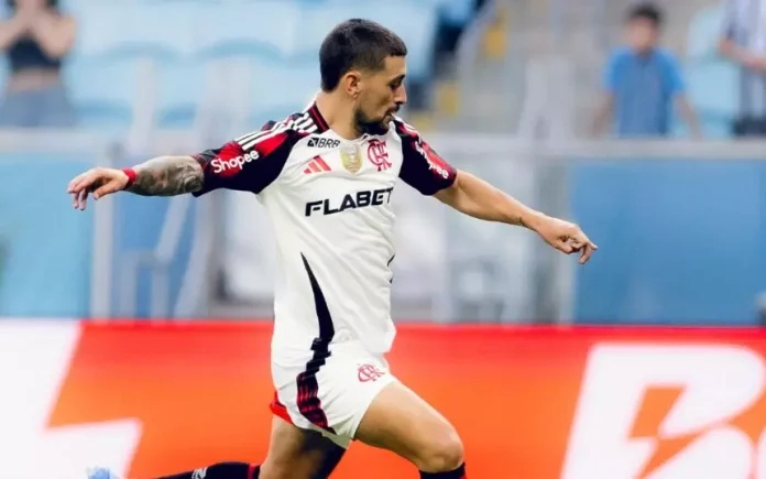Arrascaeta em campo pelo Flamengo na vitória sobre o Grêmio no Sul