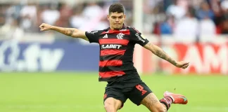 Ayrton Lucas em campo pelo Flamengo