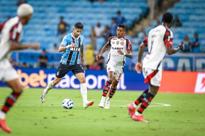 Bruno-Henrique-Gremio-0-2-Flamengo-130425 Bruno Henrique em campo pelo Flamengo na vitória contra o Grêmio