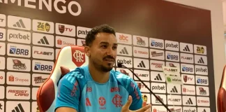 Danilo em entrevista coletiva no Ninho do Urubu