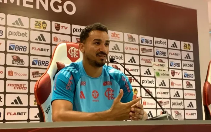 Danilo-Entrevista-Coletiva-Ninho-do-Urubu-250425 Danilo em entrevista coletiva no Ninho do Urubu
