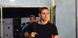 Filipe Luís chegando com a delegação do Flamengo