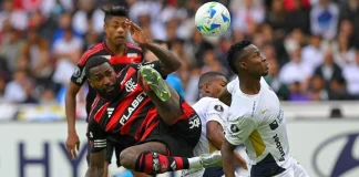 Gerson e Bruno Henrique em campo pelo Flamengo contra a LDU