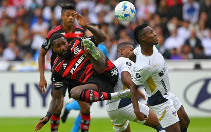 Gerson e Bruno Henrique em campo pelo Flamengo contra a LDU