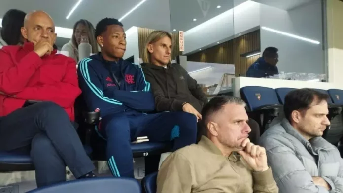 Gonzalo Plata e Beccacece assistem ao jogo entre LDU x Flamengo pela Libertadores