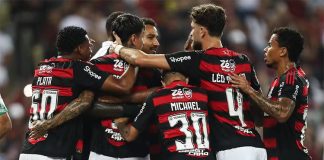Jogadores do Flamengo comemoram mais um gol contra o Juventude