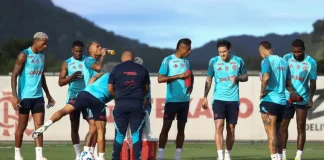 Jogadores em treino do Flamengo no Ninho do Urubu