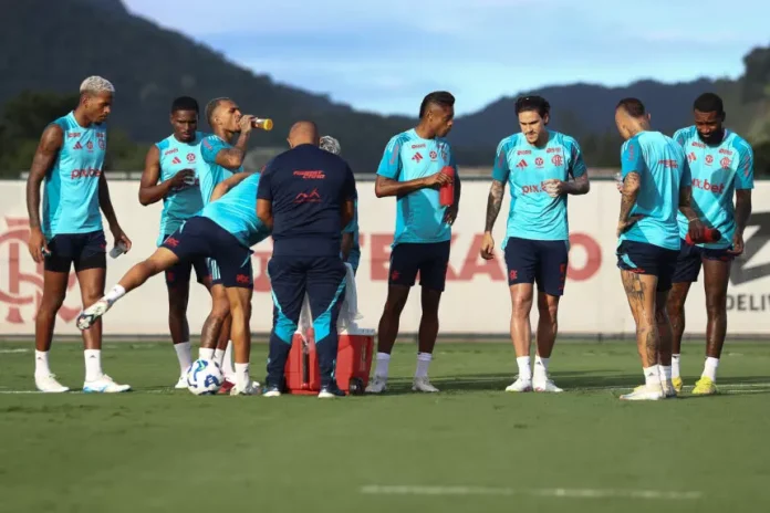 Jogadores em treino do Flamengo no Ninho do Urubu