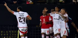 Ao lado dos demais jogadores, Juninho ganhar do Flamengo