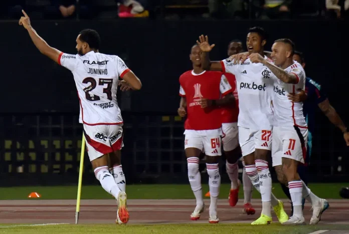 Juninho-Bruno-Henrique-Cebolinha-Gol-Flamengo-1-0-Deportivo Táchira Ao lado dos demais jogadores, Juninho ganhar do Flamengo