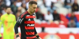 Léo Ortiz em campo pelo Flamengo contra a LDU