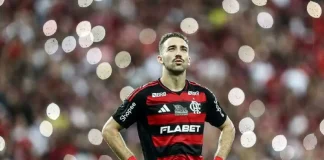 Léo Ortiz em campo pelo Flamengo contra o Corinthians