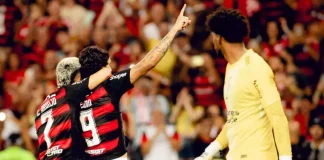 Pedro e Luiz Araújo comemoram e o goleiro Hugo Souza lamenta mais um gol do Flamengo