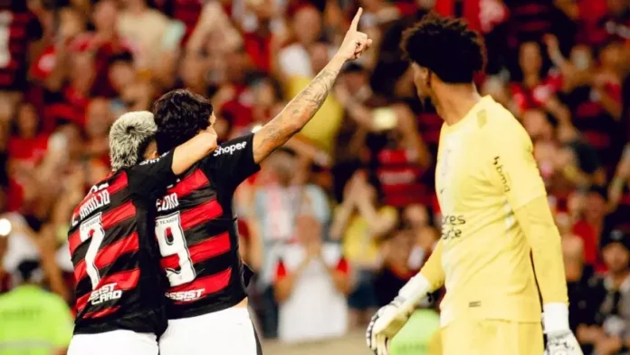 Pedro e Luiz Araújo comemoram e o goleiro Hugo Souza lamenta mais um gol do Flamengo